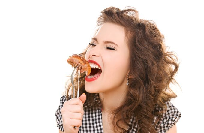 糖質ダイエットのために肉を食べる女性
